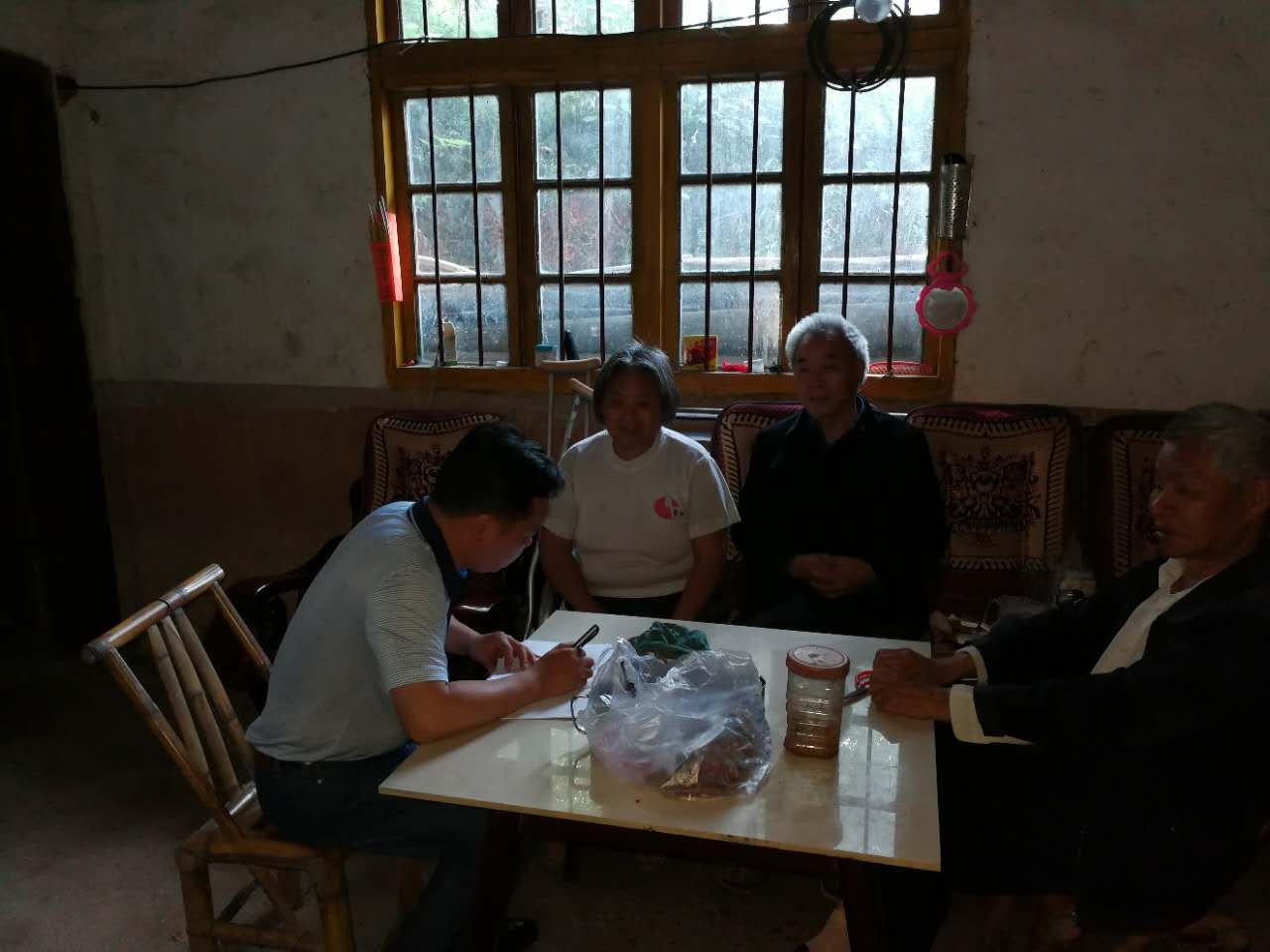 县城乡同治办深入办点村走访慰问困难户