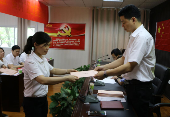 区委常委、统战部长冯湘玲全程督导建设街道社区“两委”班子成员集体谈话宣誓大会