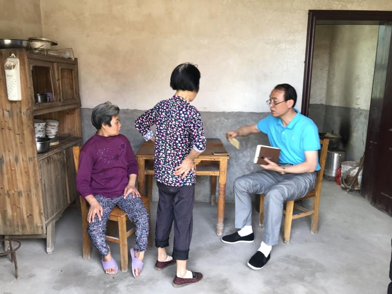 江桥街道党工委书记带领帮扶单位走访贫困户