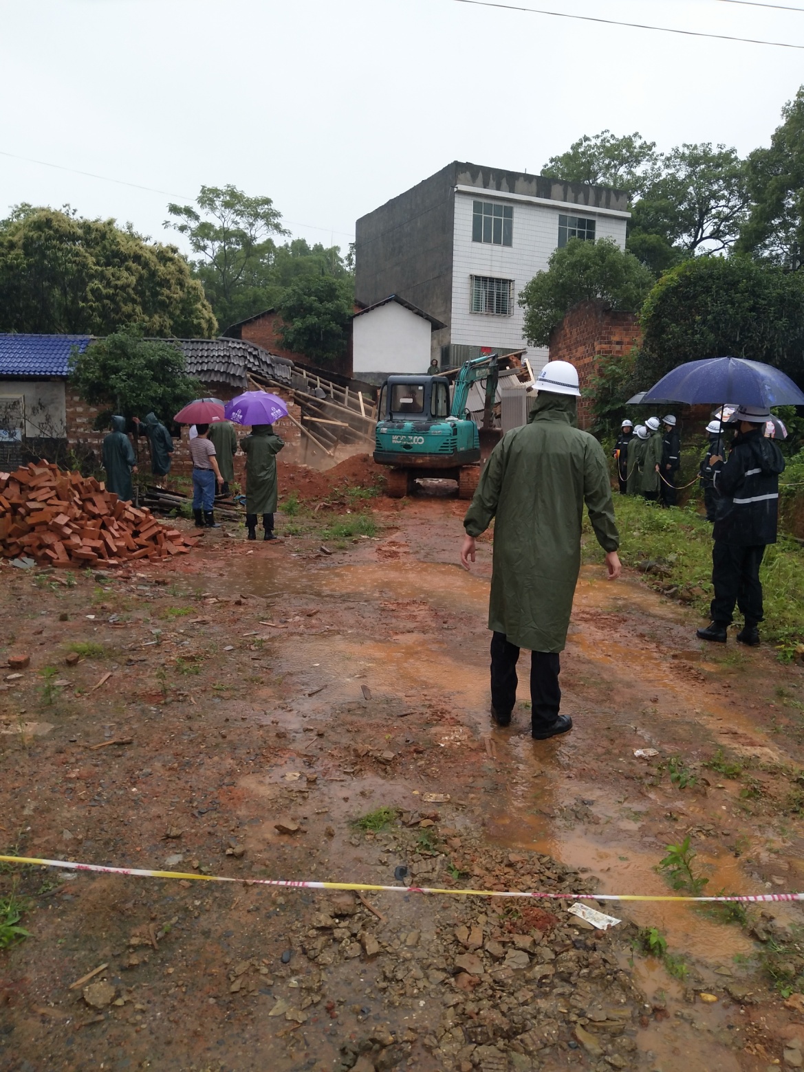 拆违尖兵无惧风雨天，冒雨强拆多处违建