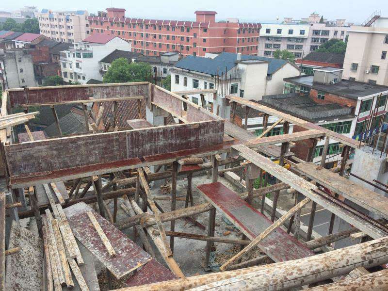 多部门联合拆违，严打城区加层违建