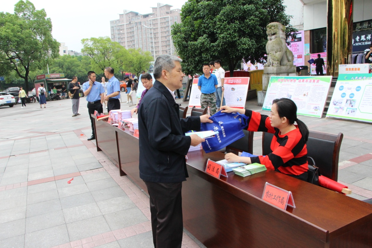 区司法局积极参与防灾减灾和非法集资宣传活动