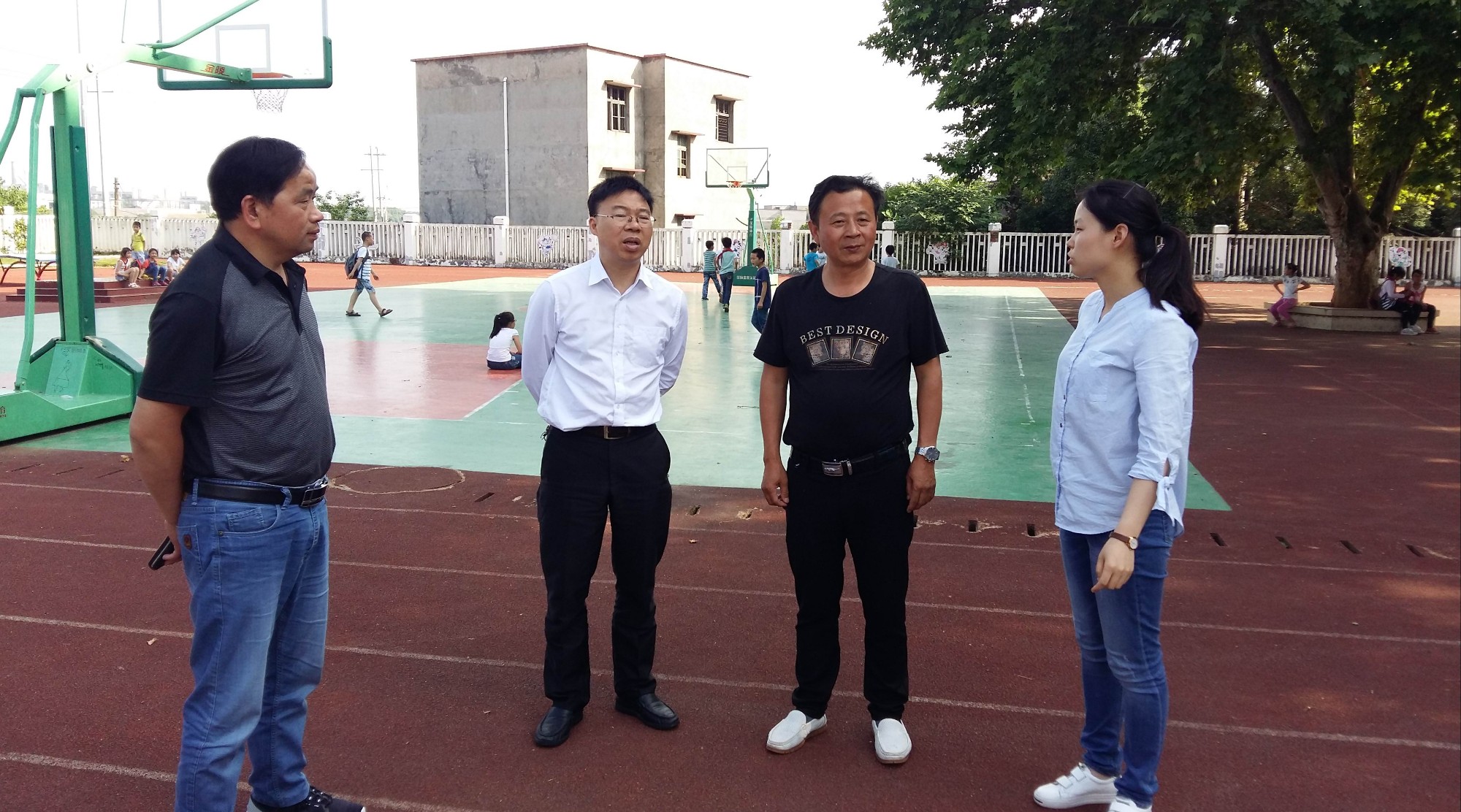 区领导下校进行安全工作督查
