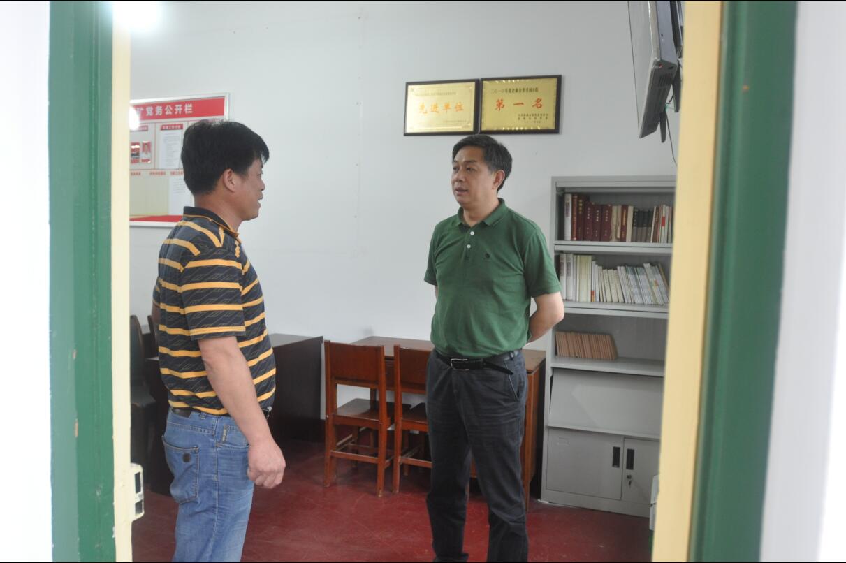 市国资委党委书记、主任吴晓光到“双联”单位走访慰问困难职工