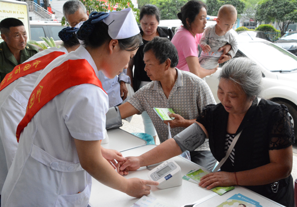 世界无烟日 攸县人民医院组织规劝义诊活动