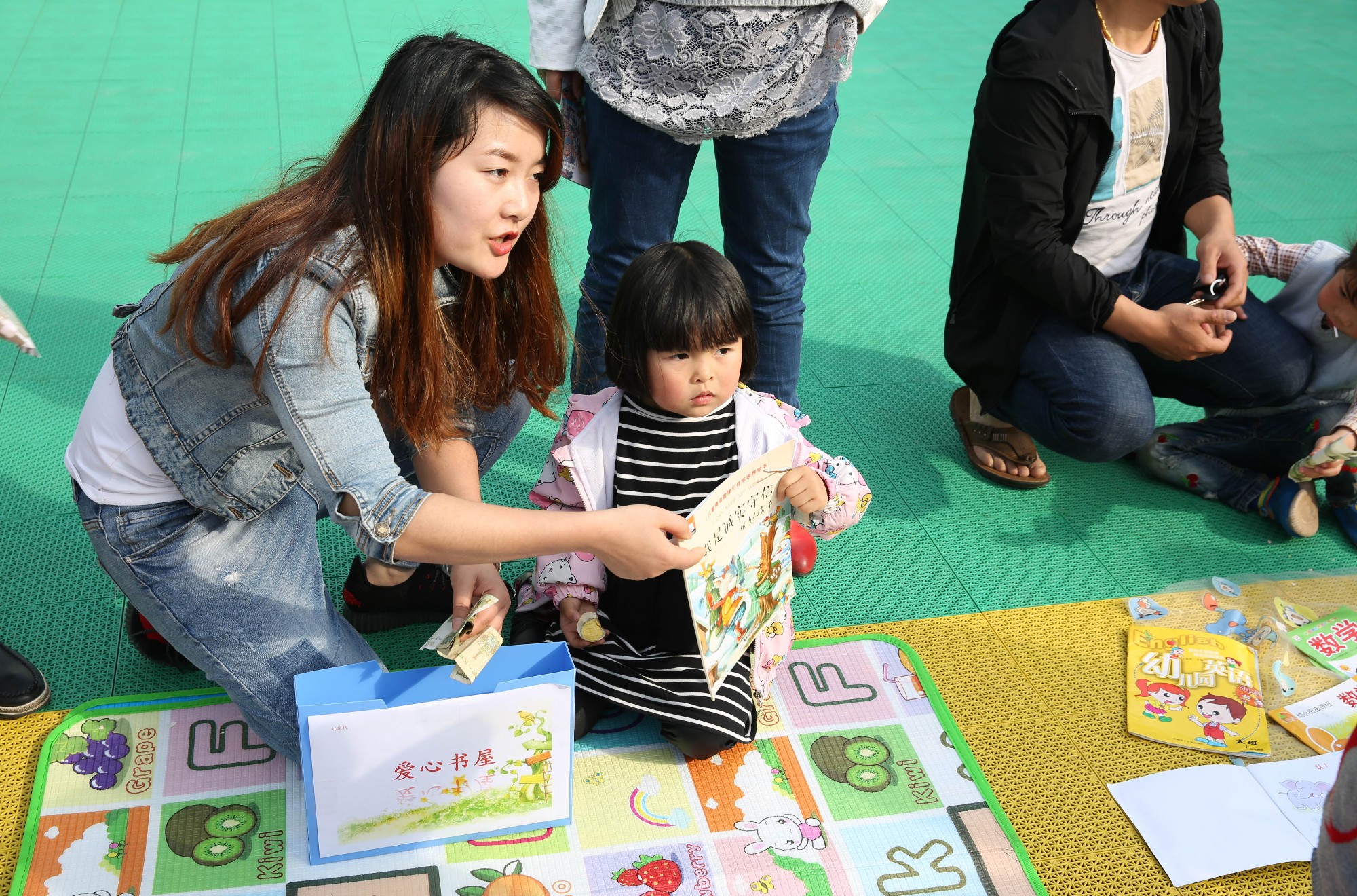 新马中心幼儿园爱心图书义卖活动