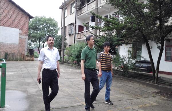 市国资委党委书记、主任吴晓光到“双联”单位走访慰问困难职工