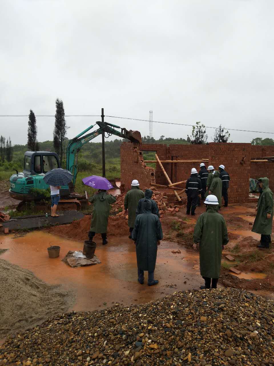 拆违尖兵无惧风雨天，冒雨强拆多处违建
