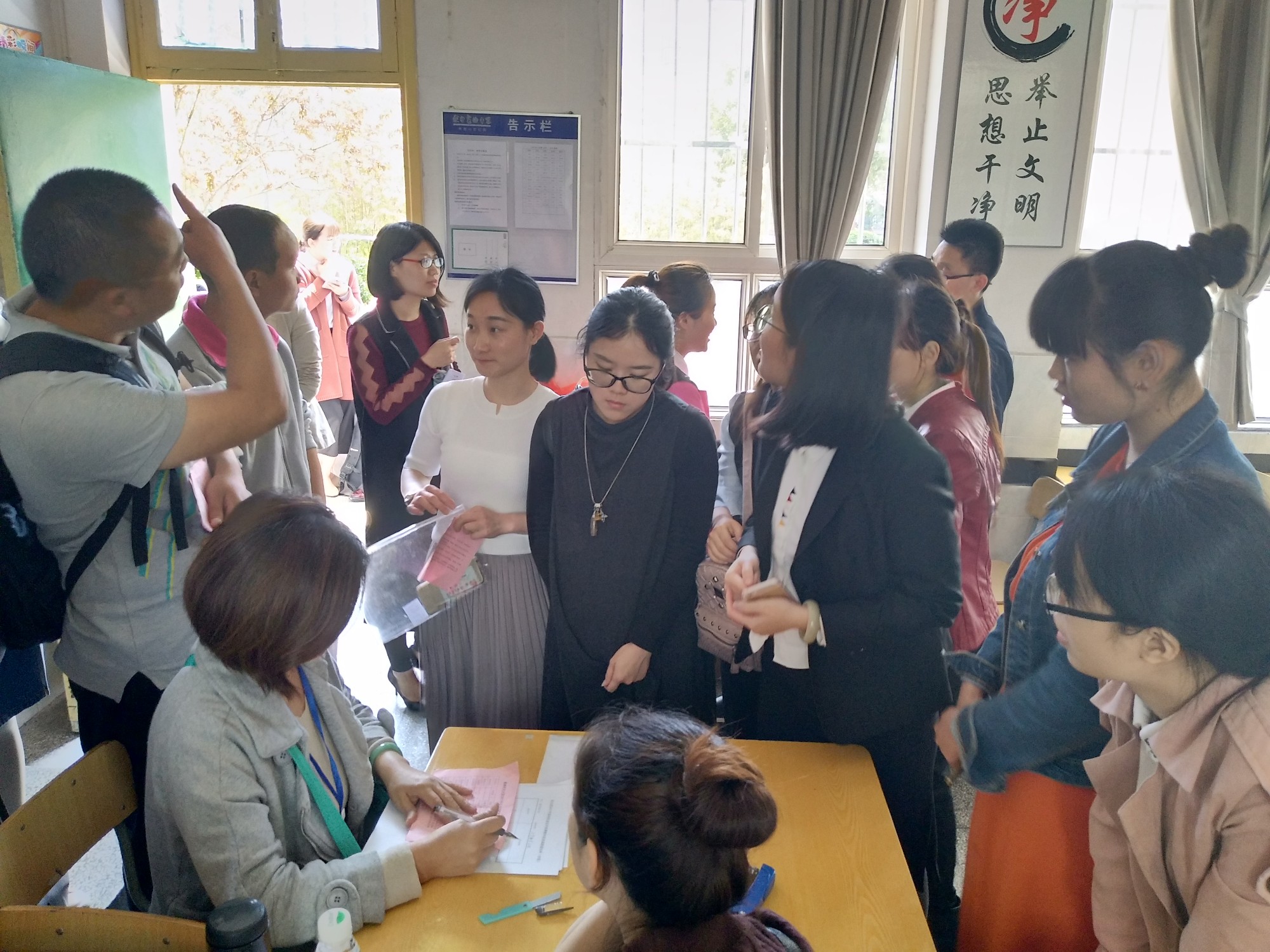 天元区面向社会公开招聘中小学教师146名，3319人应聘，光报考研究生就有262人