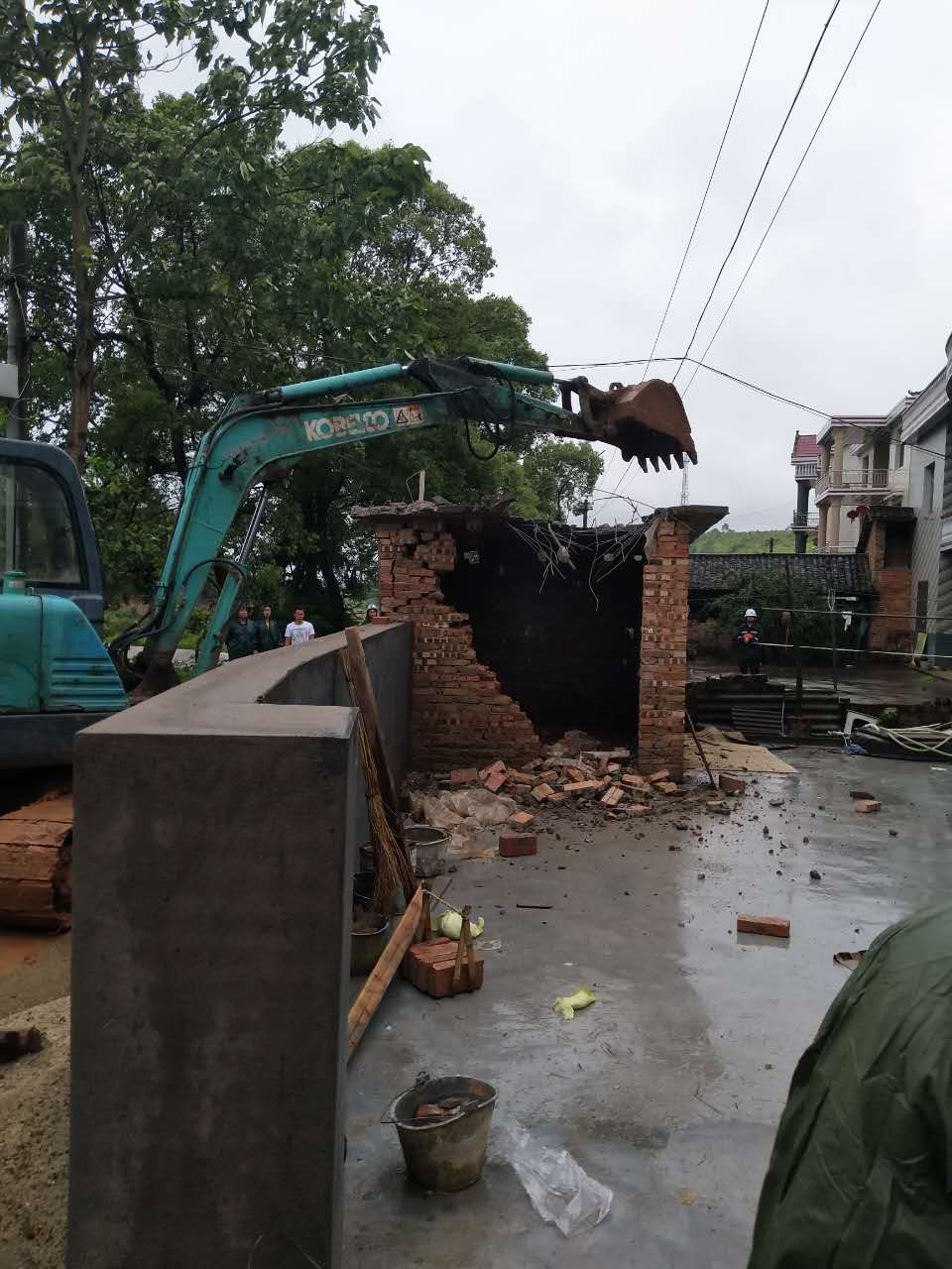 多部门联合执法，一社区两处违建被拆除