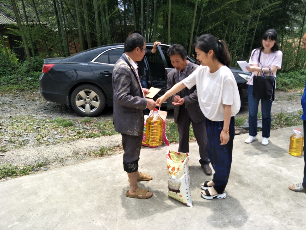 攸县市场服务中心、市建公司开展“情暖端午”爱心慰问活动