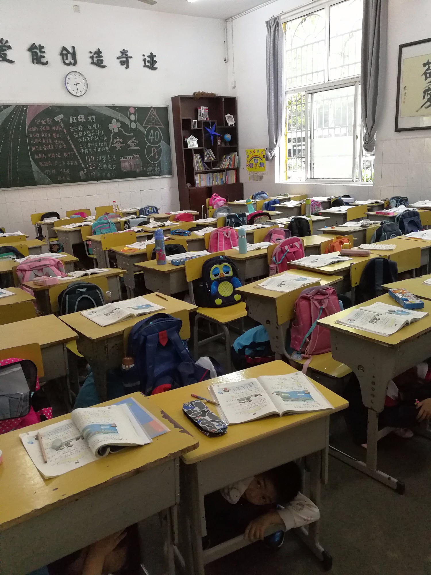 天元区在滨江小学开展防震减灾疏散演练