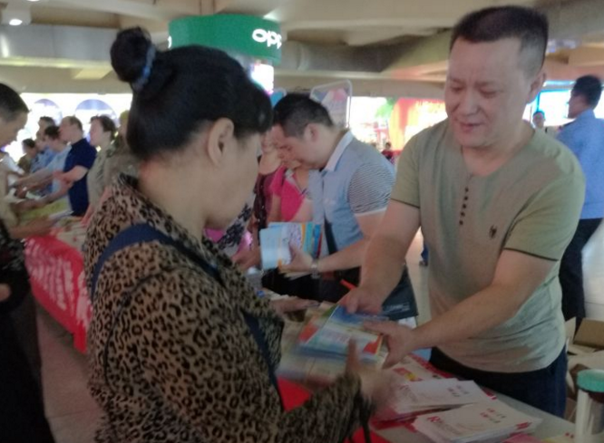 区商务和粮食局积极开展应急知识宣传活动