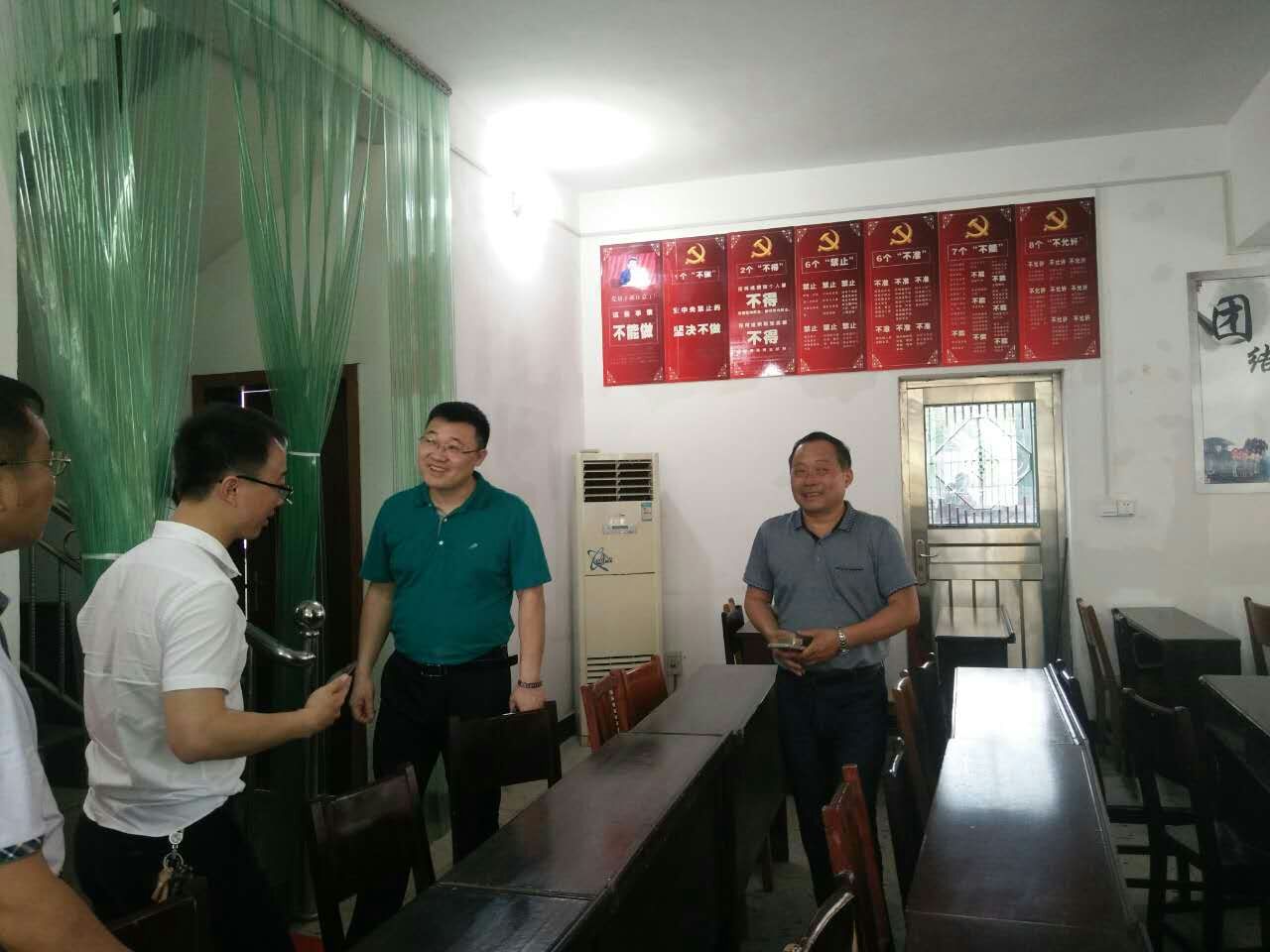 李易常轻装简从深入菜花坪镇高和社区检查指导工作