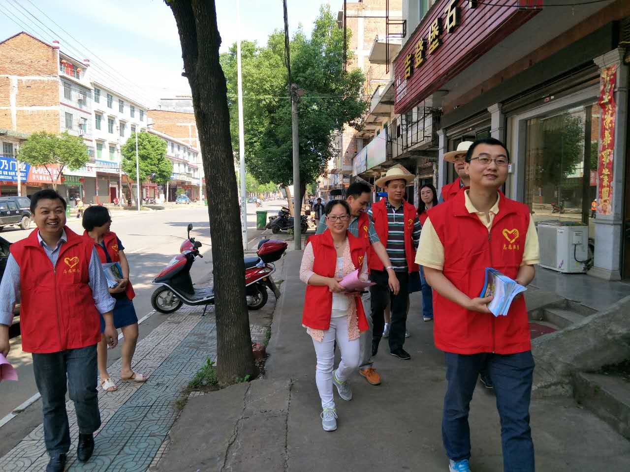 谭桥街道开展“双创”文明规劝活动