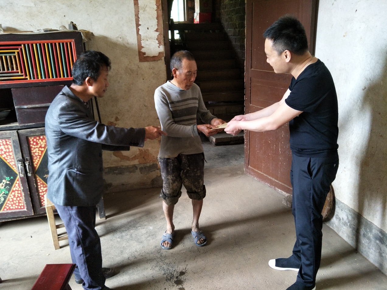 攸县市场服务中心、市建公司开展“情暖端午”爱心慰问活动