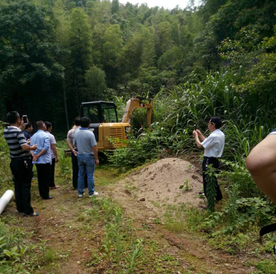 宁家坪镇对排山村2口铁矿井口进行查处封闭行动