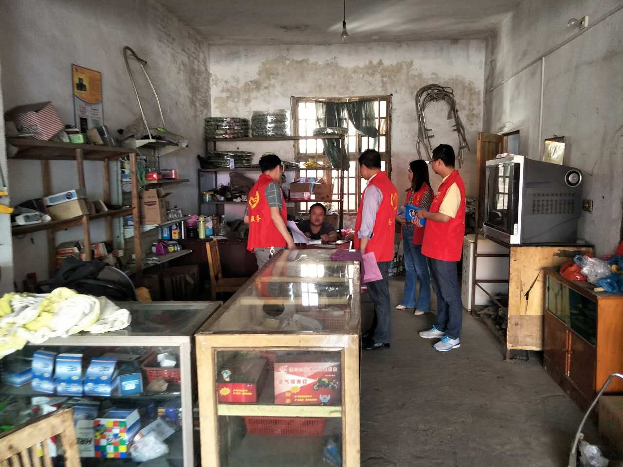 谭桥街道开展“双创”文明规劝活动