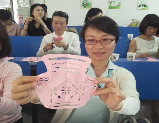 芦淞区首期“百井剪纸”社区学习共同体主持人培训班举行开学典礼