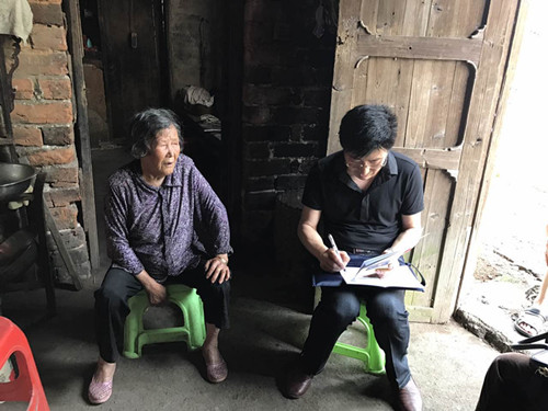 帅团结率攸县法院班子一行人走访慰问帮扶对象