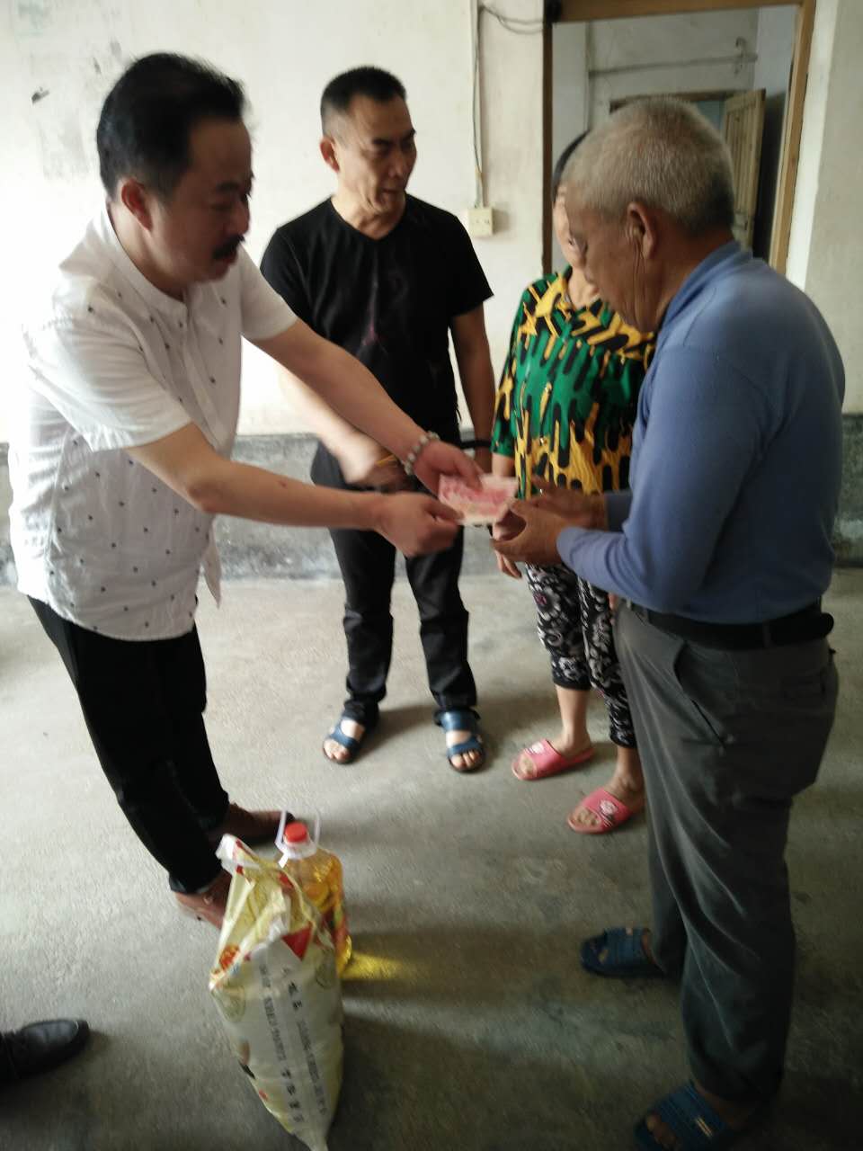 攸县市场服务中心、市建公司开展“情暖端午”爱心慰问活动