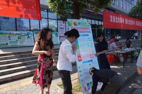 龙泉街道举行创文创卫创两型和反邪禁毒综合知识宣传日活动