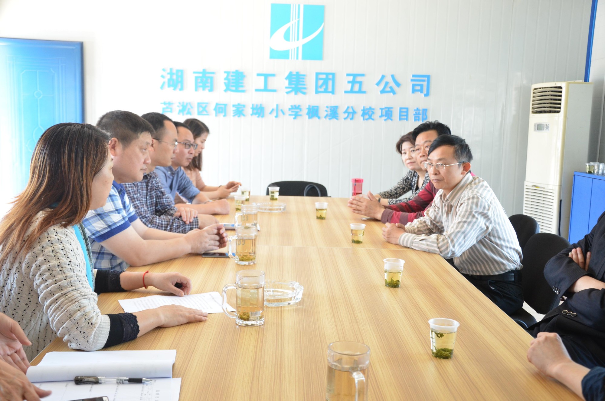 区人大主任肖支前视察何家坳枫溪学校建设情况