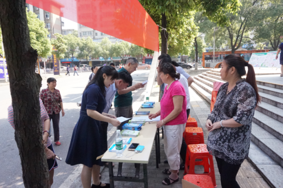 龙泉街道举行创文创卫创两型和反邪禁毒综合知识宣传日活动