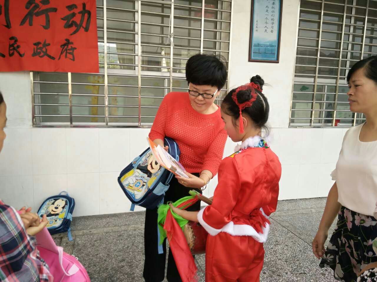 鸾山镇精准扶贫：纪委特别行动---关爱农村留守儿童