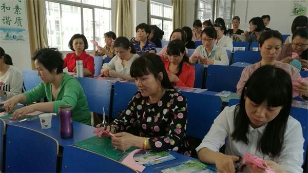 芦淞区首期“百井剪纸”社区学习共同体主持人培训班举行开学典礼