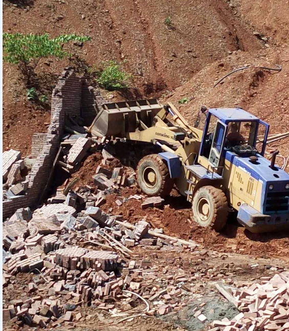 鸾山镇成功拆除一处非法建设金属提炼厂