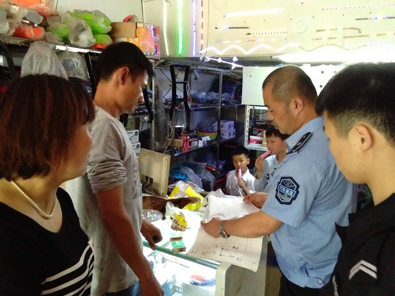 龙泉街道办事处对湘大路沿街不良生产经营行为进行集中整治