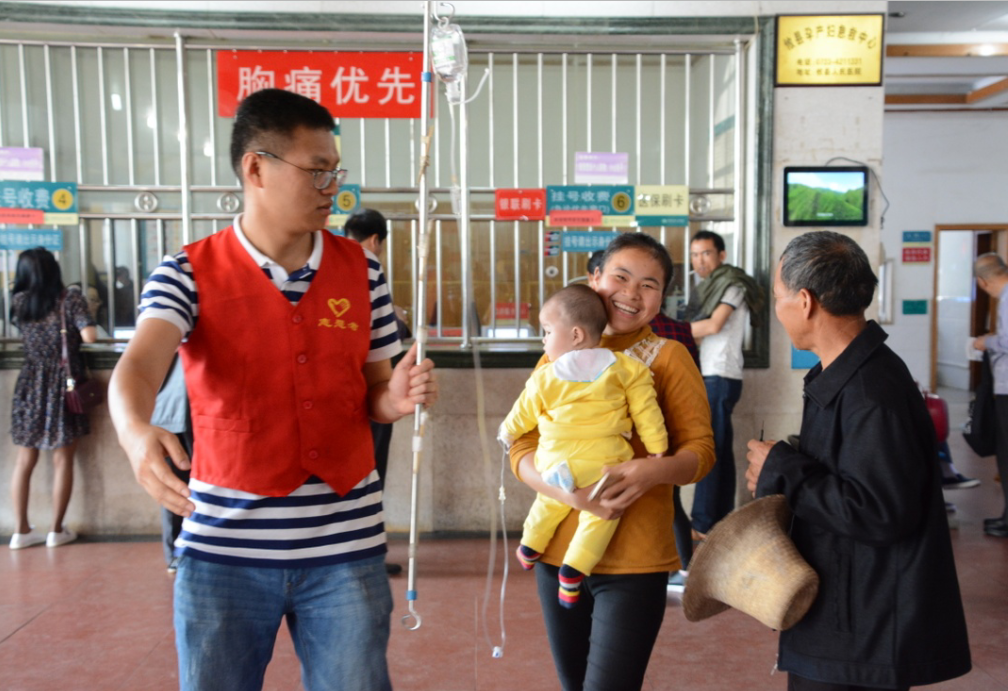 攸县：医院志愿者服务暖民心