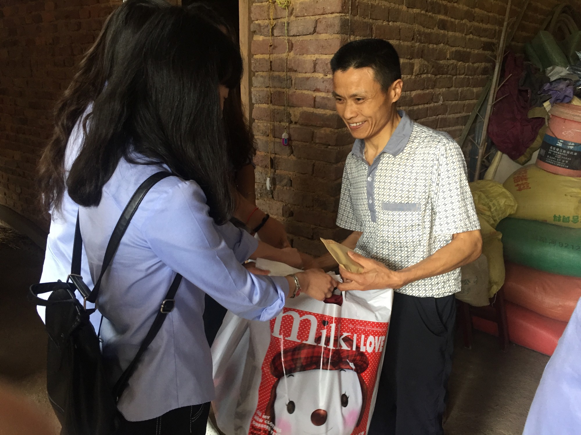 株洲市自来水公司走访慰问贫困户