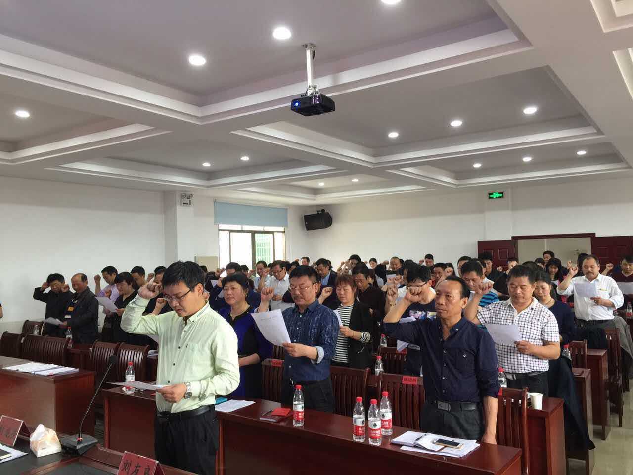 皇图岭镇对新一届村（居）两委成员进行封闭式培训