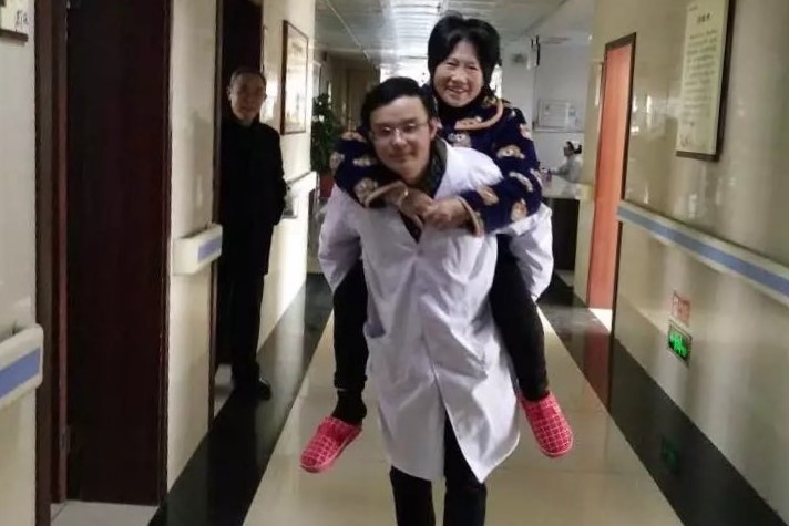攸县中医院医务人员变身暖心“背背侠”