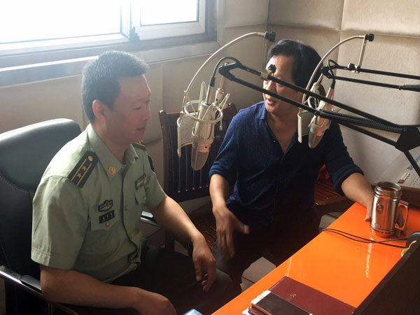 攸县消防大队官兵做客电台广播室 与听众共话消防安全