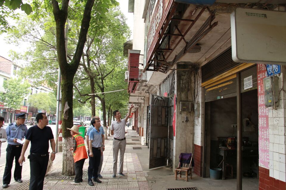 城管局开展户外广告安全隐患排查