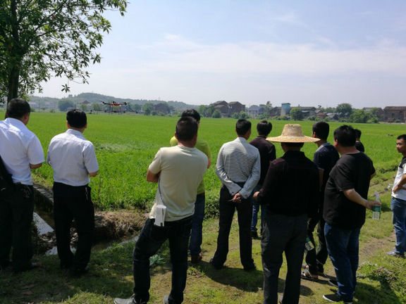 攸县举办植保无人机示范表演
