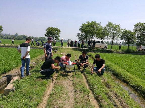攸县举办植保无人机示范表演