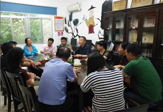 区委常委、政法委书记文定国到董家塅街道开展党代表接待日活动