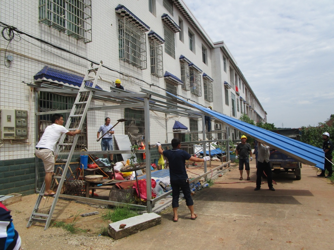 强拆违建厂棚，净化城区环境