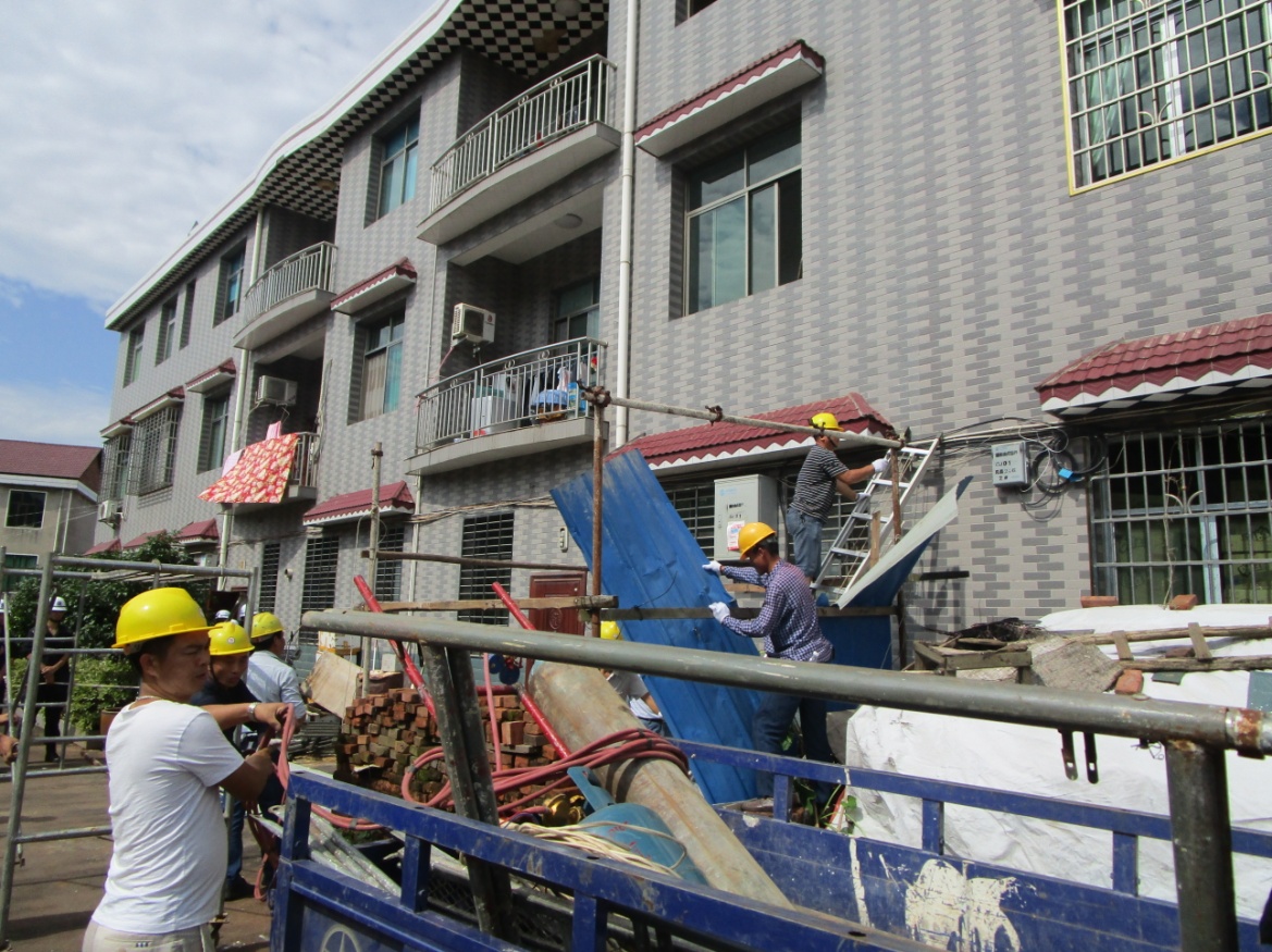 强拆违建厂棚，净化城区环境