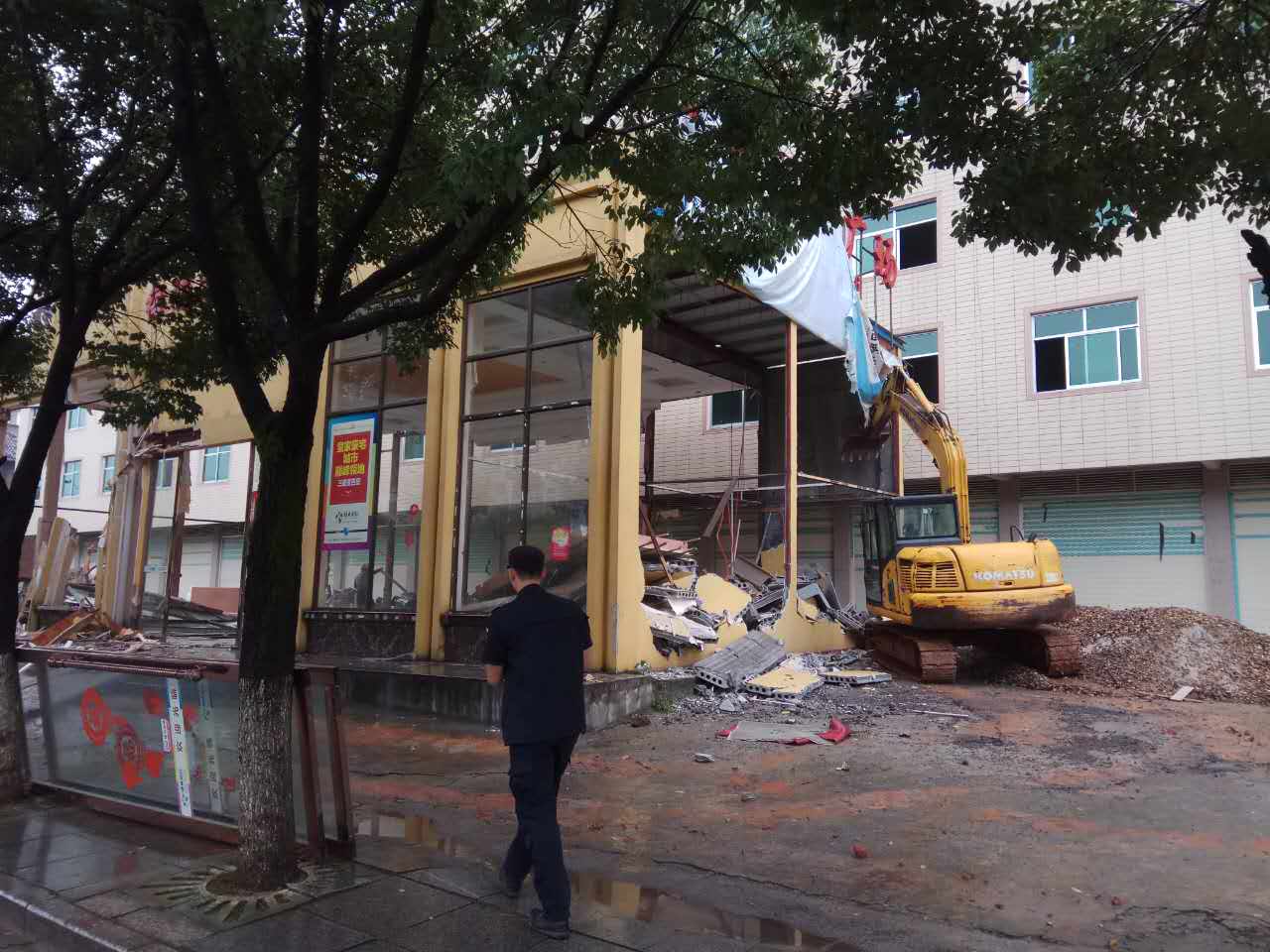 自拆违建售楼部，助推我县文明创建工作