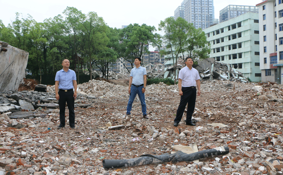 副区长姚艺、副区长杜益到建设街道调度体育西路B地块项目进展情况