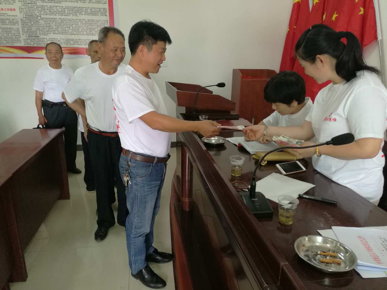 县老干部局与罗家桥村联合开展 主题党日活动