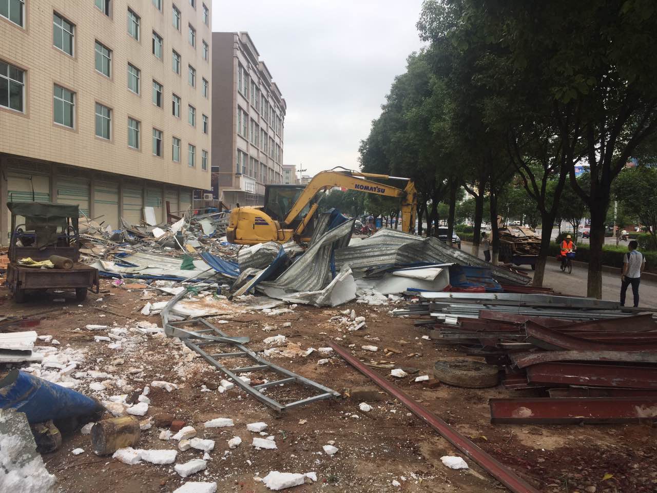自拆违建售楼部，助推我县文明创建工作
