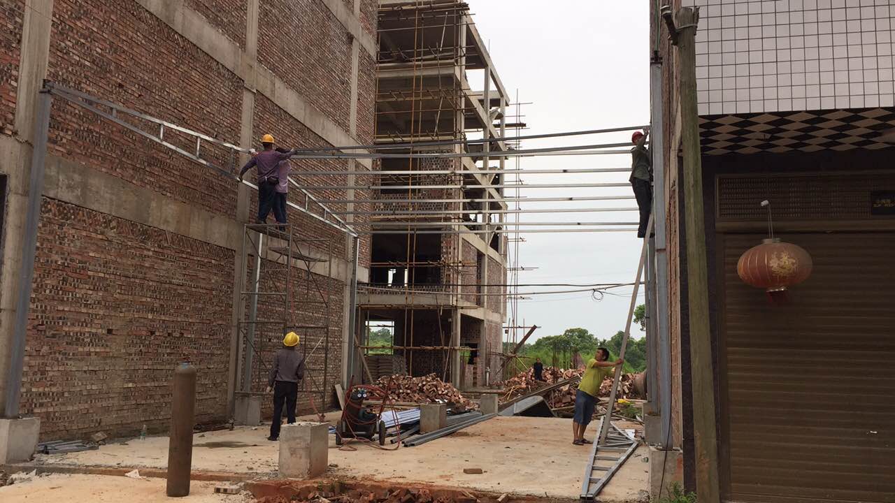 自拆违建厂棚，控违工作见成效