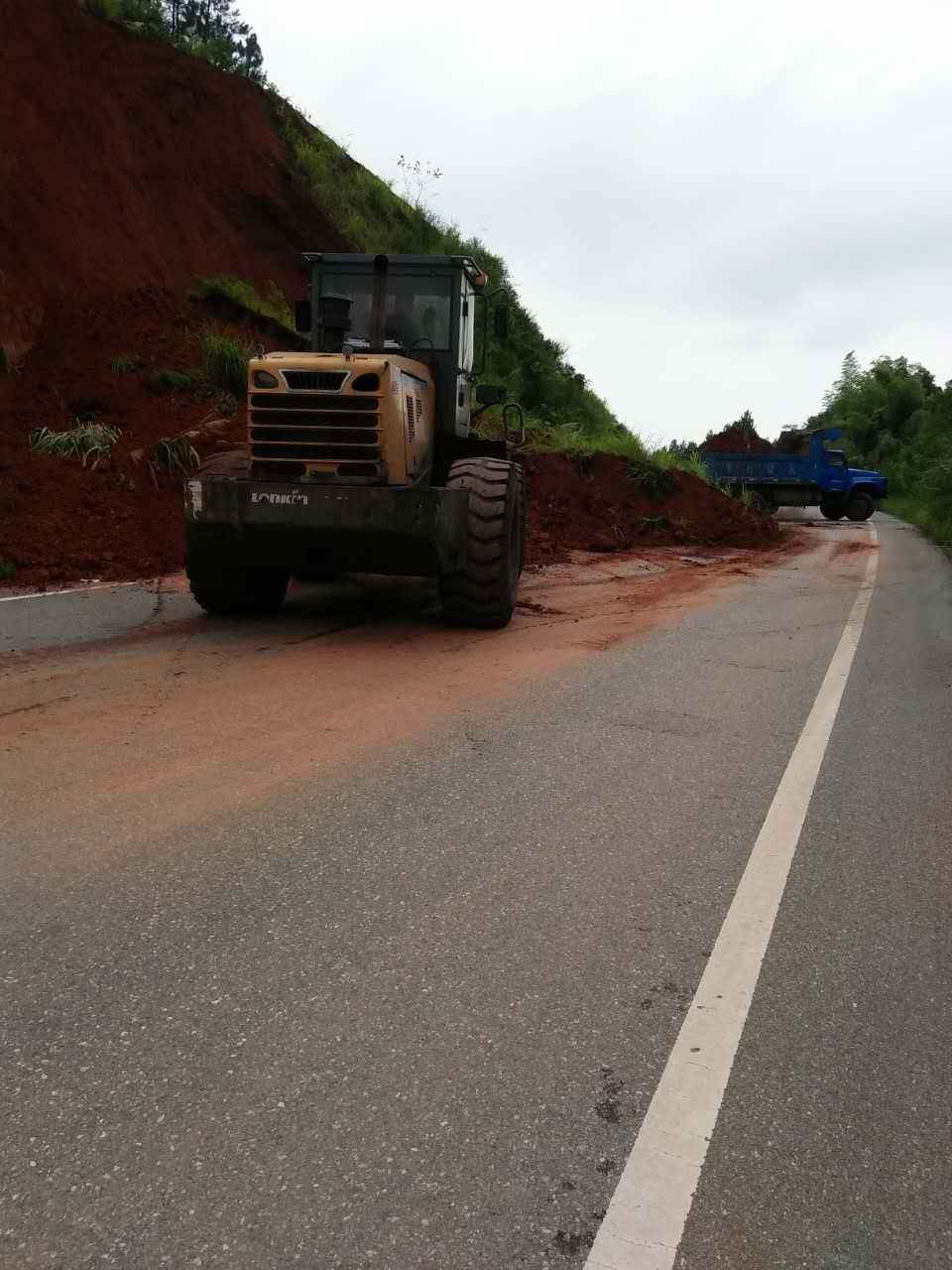 攸县公路养护中心快速处置公路塌方 确保公路畅通