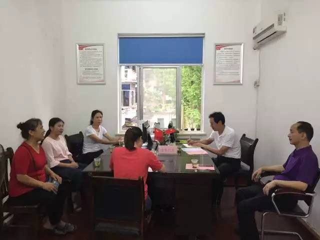 区委书记王建勇到董家塅街道劳动社区开展党代表接待日活动